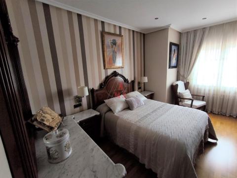 Casa de 274 m<sup style='color: #fff;'>2</sup> con 3 habitaciones y 2 baños en Trobajo del Camino.