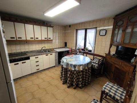 Casa de 232 m<sup style='color: #fff;'>2</sup> con 4 habitaciones y 2 baños en Benavides.