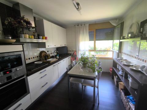 Casa de 275 m<sup style='color: #fff;'>2</sup> con 4 habitaciones y 3 baños en San Andrés del Rabanedo.