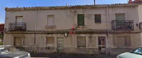 Casa de 260 m<sup style='color: #fff;'>2</sup> con 10 habitaciones y 4 baños en Trobajo del Camino.