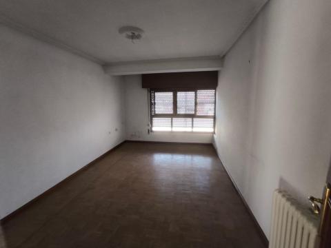 Piso de 108 m<sup style='color: #fff;'>2</sup> con 3 habitaciones y 1 baños en Crucero.