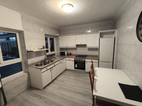 Piso con 4 habitaciones y 2 baños en Crucero.