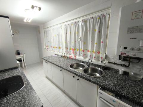 Piso de 111 m<sup style='color: #fff;'>2</sup> con 3 habitaciones y 2 baños en Eras de Renueva.