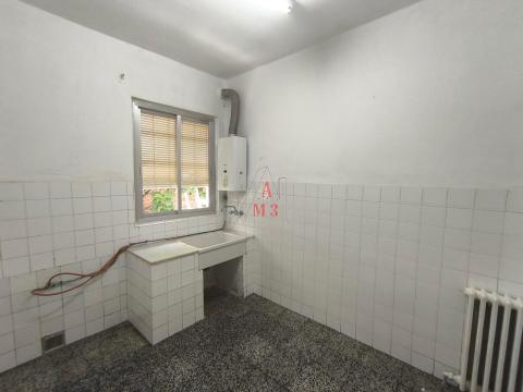 Piso de 83 m<sup style='color: #fff;'>2</sup> con 3 habitaciones y 2 baños en Trobajo del Camino.