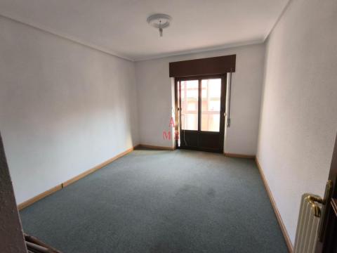 Piso de 108 m<sup style='color: #fff;'>2</sup> con 3 habitaciones y 1 baños en Crucero.