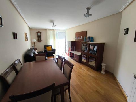 Piso de 100 m<sup style='color: #fff;'>2</sup> con 2 habitaciones y 2 baños en Dr. Fleming.