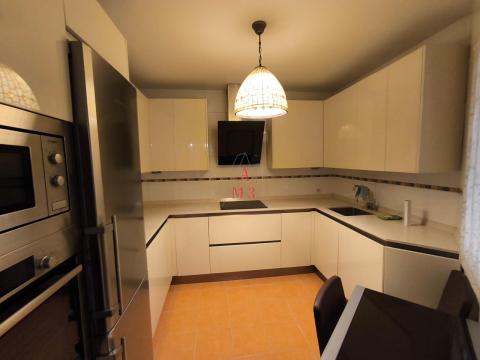Piso de 95 m<sup style='color: #fff;'>2</sup> con 3 habitaciones y 2 baños en Centro.